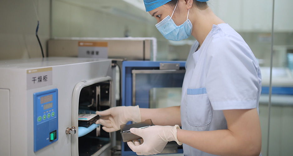 术后，医疗器械全部逐一高温高压或化学消毒；手术室进行系统终末消毒